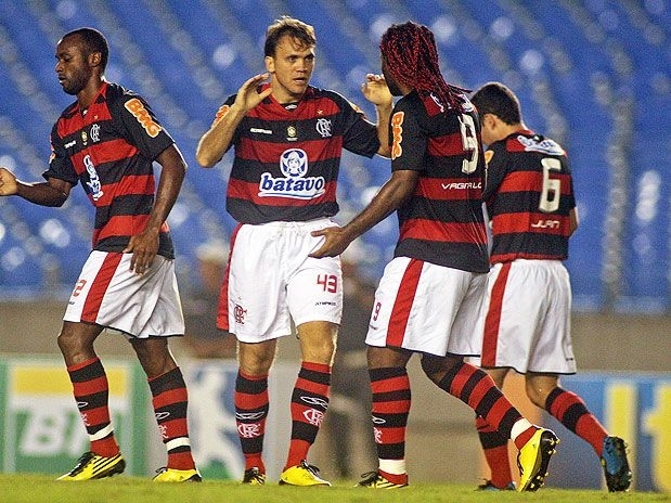 De contrato novo com o Flamengo, Petkovic voltou a ser titular e abriu o placar