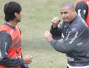 Ronaldo brinca com Escudero no treino do Timo.