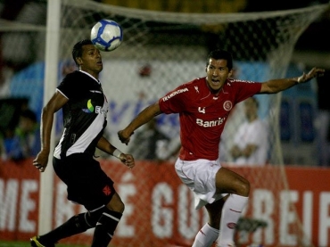 Eller (dir.) foi expulso no segundo tempo, quando o Inter vencia a partida diante do Vasco