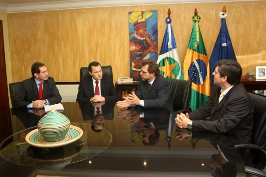 Governador Silval Barbosa (ao centro) recebeu ontem grupo de empresrios para assinatura de protocolo de intenes