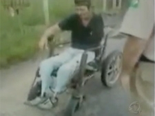Homem de cadeira de rodas  multado na BR-101
