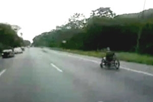 Pescador  flagrado com cadeira de rodas motorizada em estrada em SC