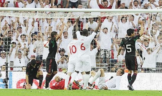 Jogadores ingleses comemoram gol de Crouch, que se chocou com o goleiro antes de marcar
