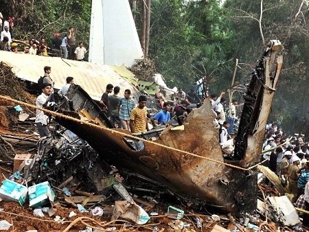 Curiosos e equipes de resgate visitam o local do acidente areo na cidade indiana de Bangalore; 158 pessoas morreram
