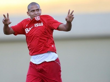 Walter comandou a reao do Inter diante do Gois no Serra Dourada, marcando dois gols