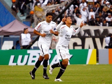 Ralf comemora o primeiro gol do Corinthians contra o Grmio