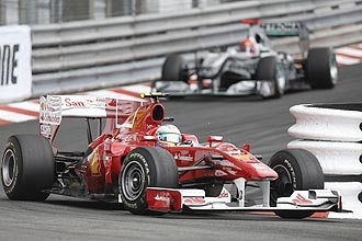 Schumacher (fundo) persegue Alonso, da Ferrari, em Monaco