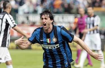 Artilheiro argentino Diego Milito comemora o gol que selou o ttulo do Campeonato Italiano para a Inter