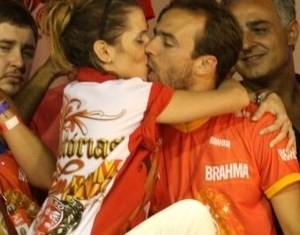 Foto feita no Carnaval: Deborah Secco e Roger Flores se beijam
