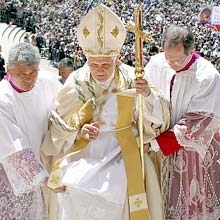 Bento 16 faz missa para 500 mil em Portugal; Vaticano nega que papa foi prejudicado