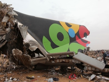 Equipes procuram corpos entre os destroos do Airbus A330 da companhia Afriqiyah Airways que caiu em Trpoli, Lbia.
