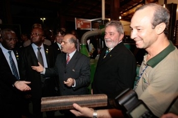 Briquetes foi uma das tecnologias da Embrapa Agroenergia apresentada pelo Presidente Lula a comitiva africana.