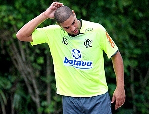 Adriano coa a cabea durante treino do Fla