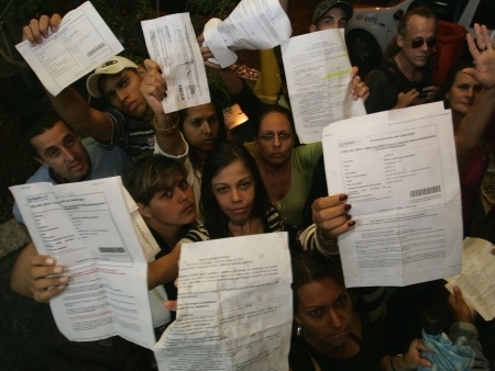Candidatos protestam aps no encontrarem seus nomes na lista no Rio