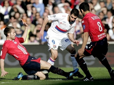 O argentino Lisandro Lpez no deixou os torcedores do Lyon sentirem falta de Benzema, transferido para o Real Madrid