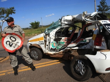 Revoltado aps multa, motorista bate em carro de polcia em Gois