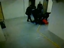 Cmera de segurana de penitenciria flagra policial agredindo presos