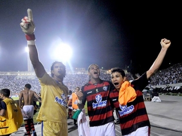 Flamengo perdeu por 2 a 1 no Pacaembu, mas garantiu a classificao s quartas de final da Libertadores