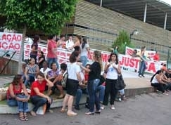 Manifestantes fazem protesto em frente ao Frum da Capital. Tramites sero prejudicados com mais atraso