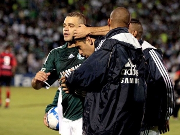 Jogadores do Palmeiras defenderam Diego Souza das vaias da torcida