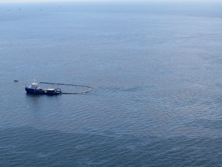 Barco trabalha para remover petrleo da superfcie do mar no golfo do Mxico