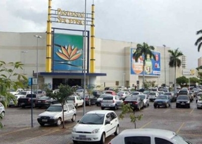 A presena de garotos desordeiros  uma constante no Pantanal Shopping Center, na Avenida do CPA