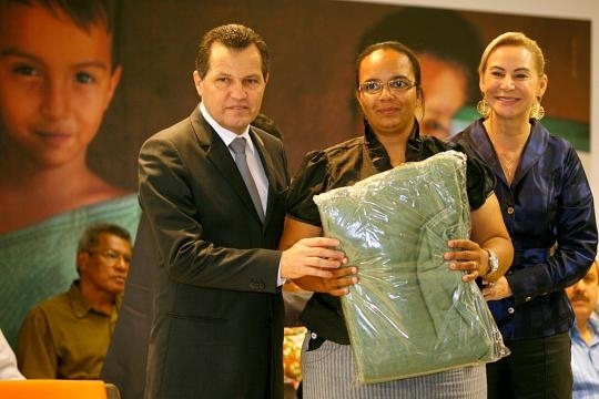 Silval e a secretria e primeira-dama entregam 150 mil cobertores e 35 mil filtros de gua para famlias carentes
