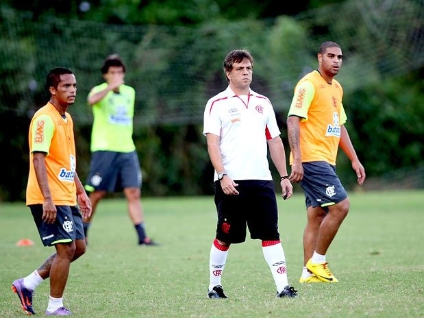 Rogrio Loureno comandou seu primeiro treino no Flamengo, mas no pde contar com Vagner Love