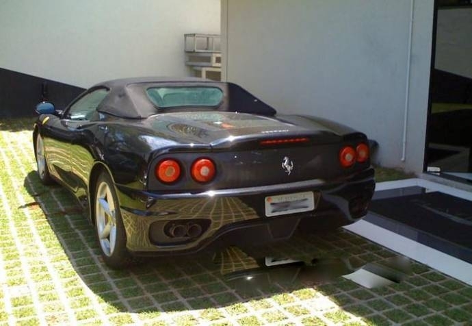 A Ferrari F360 Spider 2004, que custou R$ 720 mil e que apresentou uma srie de problemas