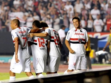 Jogadores comemoram gol marcado por Fernandinho