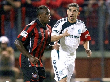 O zagueiro Manoel, do Atltico-PR, e o meia Diego Souza, do Palmeiras, durante a partida tensa entre as equipes na Arena