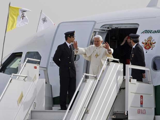 Bento XVI desembarca no aeroporto de La Valletta, em Malta, neste sbado