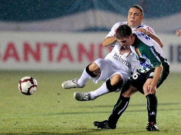 Atacante tem atuao apagada no triunfo sobre Racing