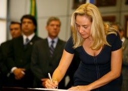 Secretria Roseli Barbosa assina termo de parceria com Tribunal de Justia de Mato Grosso.