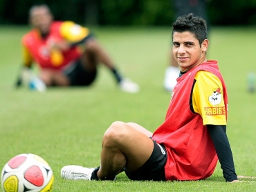 Cicinho descansa aps treino tricolor 