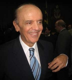 O ex-governador paulista Jos Serra, do PSDB, permanece na liderana das pesquisas eleitorais