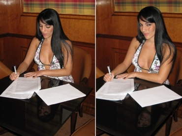 Anamara assina o contrato com o Paparazzo nesta sexta-feira, 2