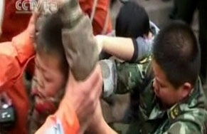 Imagem de TV local mostra o garoto sendo resgatado de cano na provncia de Gansu, no noroeste da China.