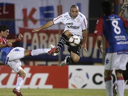 Ronaldo marca contra o Cerro Porteo seu primeiro gol na Libertadores