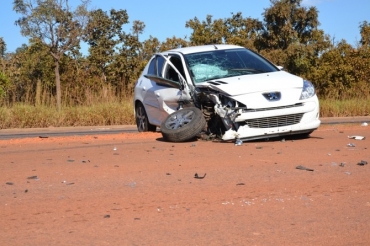 Automvel ficou com a frente destruda aps impacto: sem ferimentos