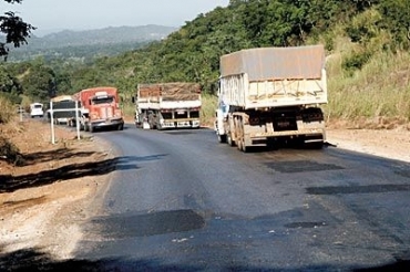 Batida envolvendo dois caminhes e caminhonete mata um e fere dois