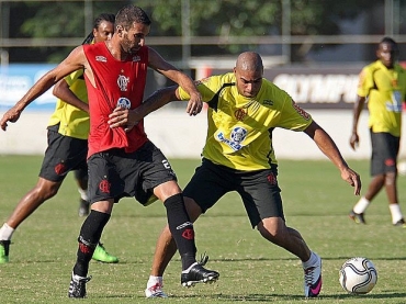 Adriano treinou nesta sexta-feira e confirmou sua presena contra o Vasco