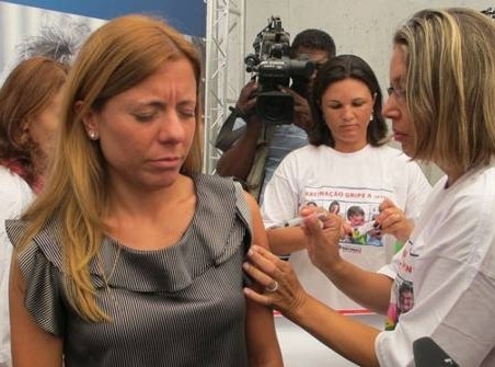 Funcionria da rea de sade recebe vacina contra a nova gripe durante primeiro dia da campanha nacional de vacinao