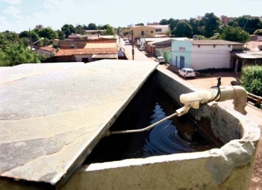 Caixas de gua abertas tm sido grandes vils no combate ao avano do mosquito Aedes aegypti, transmissor da dengue