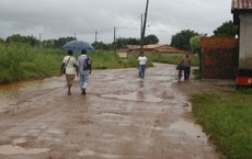 Ruas sem asfalto e cheia de buracos so encontradas por todos os lados; no perodo da chuva  lama; na seca, poeira