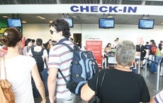 Durante o check-in, as pessoas devero apresentar algum tipo de documento, que contenha uma fotografia