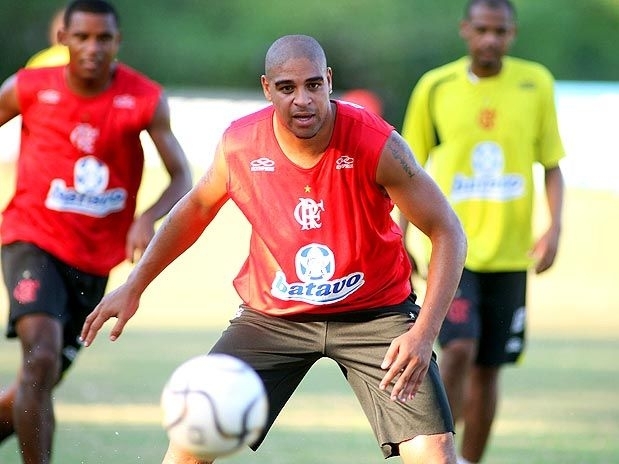 Adriano fala sobre a possibilidade de voltar para a Europa, mas diz estar se sentindo feliz no Flamengo