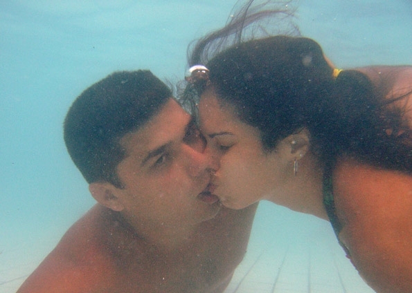 Com tempo de 1min48s sob a gua, casal  bicampeo de beijo molhado