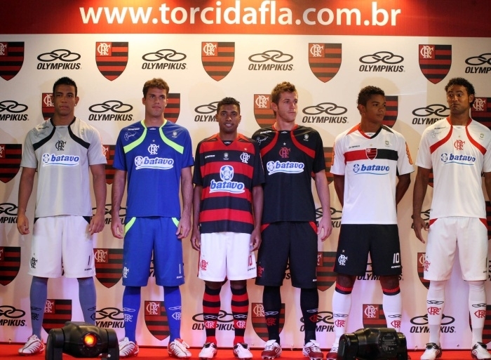 Jogadores do Flamengo serviram como modelos na apresentao do novo uniforme, cuja estreia ser na Libertadores