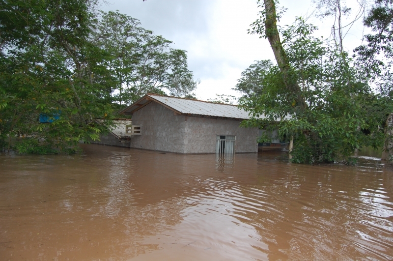 Enchentes no rio Paraguai atrasam incio das aulas, provocam doenas e muitas perdas